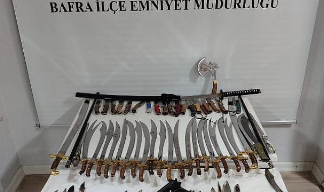 Evinde 24 kılıç ele geçirildi !