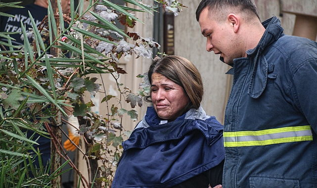Evinde yangın çıkan kiracı gözyaşlarını tutamadı