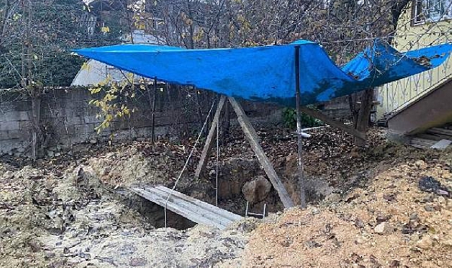 Evinin bahçesinde kaçak define kazısı yaparken suçüstü yakalandı
