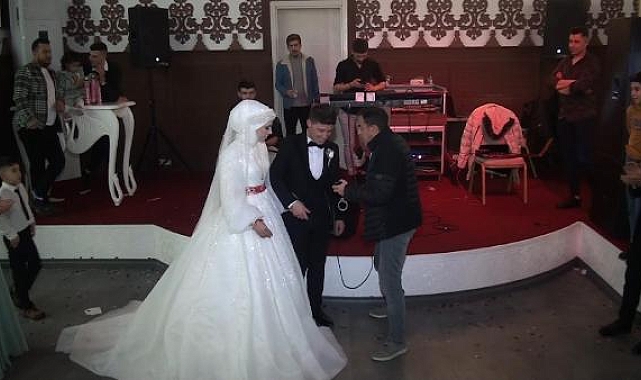 Evlenen polis çifti, meslektaşları birbirine kelepçeledi