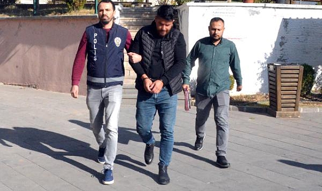 Filistin şalından rahatsız olduğunu söyleyen servis şoförüne gözaltı