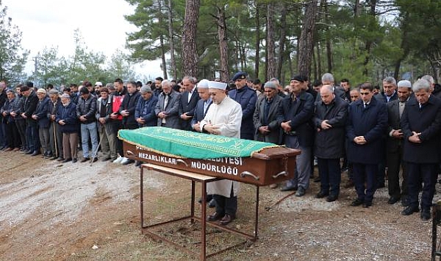 Göçükte ölen madenci toprağa verildi; 4 yaşındaki oğlu tabutuna sarıldı