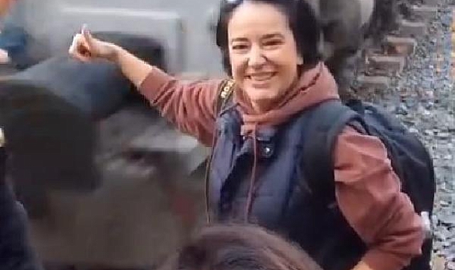 Hemzemin geçitte özçekim yaparken tren koluna çarptı