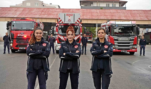 İtfaiyenin yükünü onlar çekiyor, trafikte görenler hem şaşırıyor hem alkışlıyor
