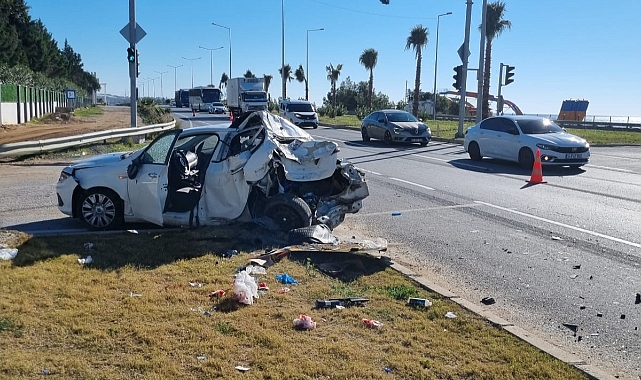 Kamyon, kırmızı ışıkta duran otomobile çarptı:2 yaralı