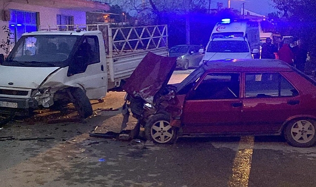 Kamyonet ile otomobil çarpıştı: 3 yaralı