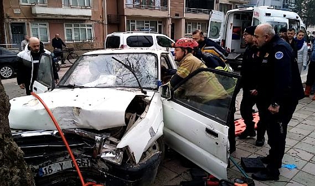 Kamyonetiyle ağaca çarptı, kaldırıldığı hastanede öldü