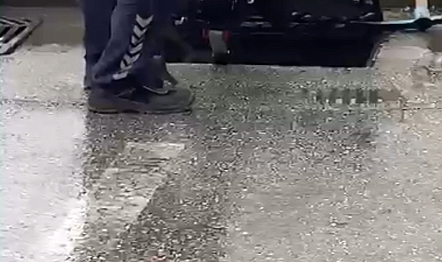 Kanalizasyonda mahsur kalan köpek beslenip, kurtarıldı