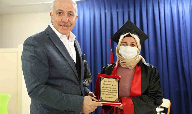 Kanseri okuma yazma öğrenerek yenmeye çalışıyor