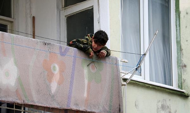 Kapıyı açmak için çıktığı balkonda mahsur kalan çocuğu itfaiye kurtardı