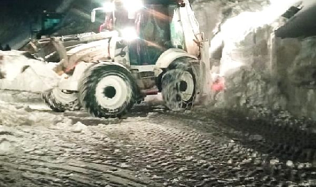 Karla mücadele çalışmalarında iş makinesinin üzerine çığ düştü