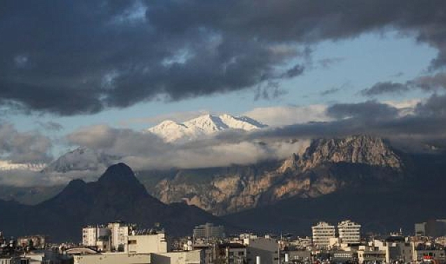 Karlı Bey Dağları Antalya'yı selamlıyor