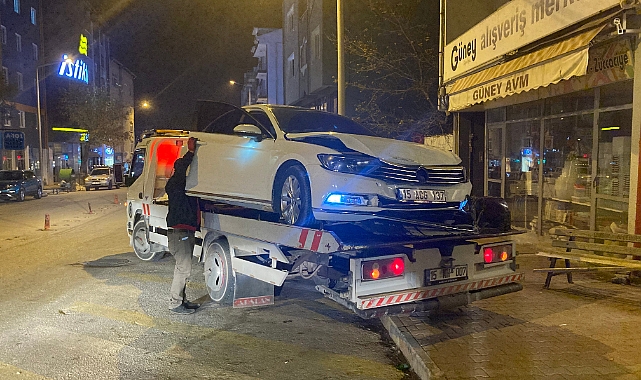 Kaza yapan araçtaki boş alkol şişesi dikkat çekti