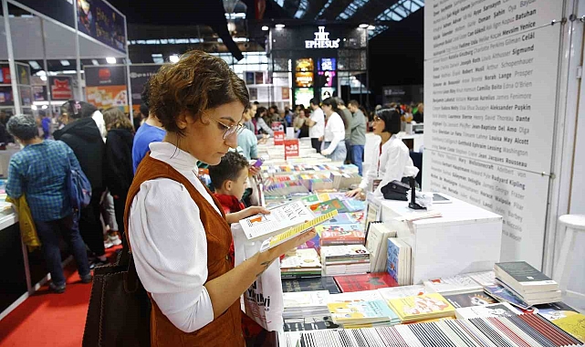 Kitap fuarında uzun imza kuyrukları oluştu
