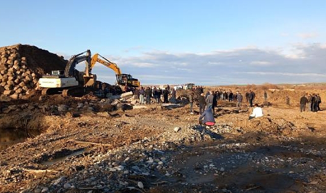 Kum ocağı istinat duvarı çöktü: 1 işçi yaralı kurtarıldı, kuzeni için çalışılıyor