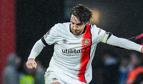 Luton Town forması giyen Tom Lockyer, maç esnasında kalp krizi geçirdi