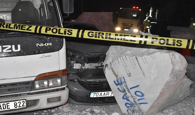 Mermer yüklü TIR, ışıkta bekleyen araçlara çarpıp devrildi: 5 yaralı