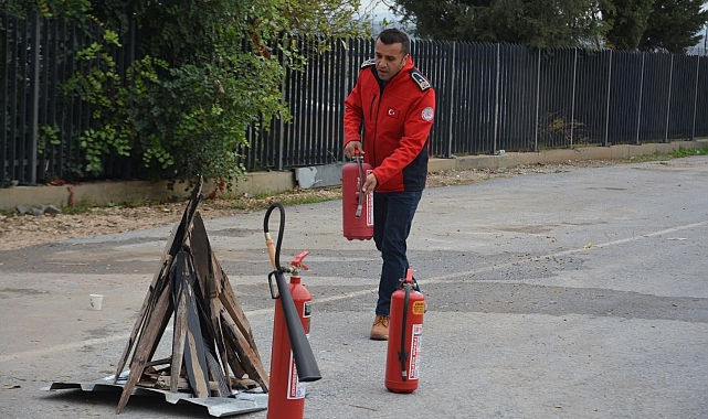 Mersin Büyükşehir Belediyesi personeline 'yangına müdahale' eğitimi