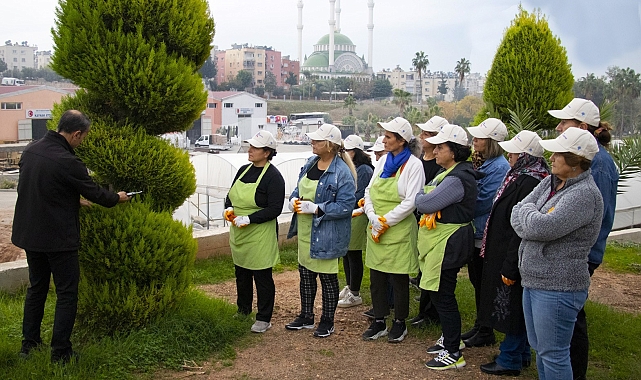 Mersin'de kadınlara uygulamalı budama eğitimi
