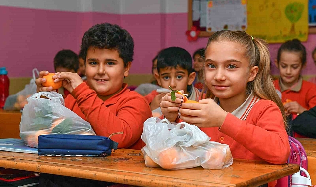 Mersin'deki okullardaki çocuklara 100 ton narenciye dağıtılacak