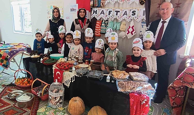 Minikler yerli malı haftasını velileri tarafından hazırlanan yiyecekleri paylaşarak kutladı