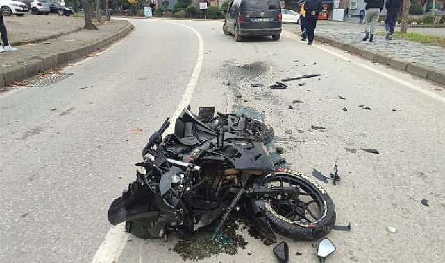 Motosiklet taksiye çarptı; 1'i ağır 2 yaralı