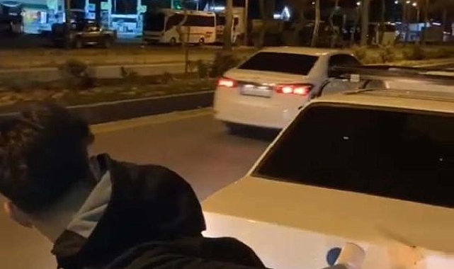 Muğla'da 2 otomobilin arasına uzanarak yapılan yolculuğa ceza