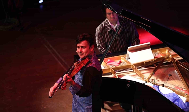 'Muhteşem İkili'den kahkaha dolu konser