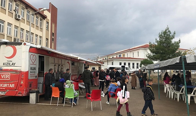 Öğrenci velileri bir günde 142 ünite kan bağışıyla rekor kırdı