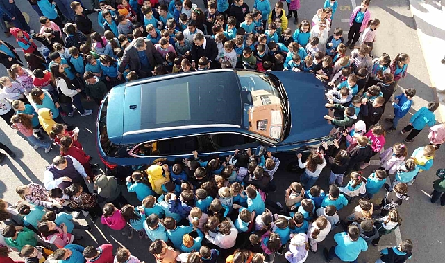 Öğrencilere Togg sürprizi: Dokunmak için birbirleriyle yarıştılar