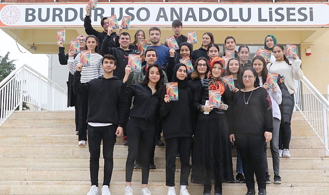 Öğretmenleri için öğrenciler imza günü düzenledi