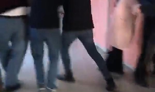 Okulu basıp, öğretmenleri dövdüler
