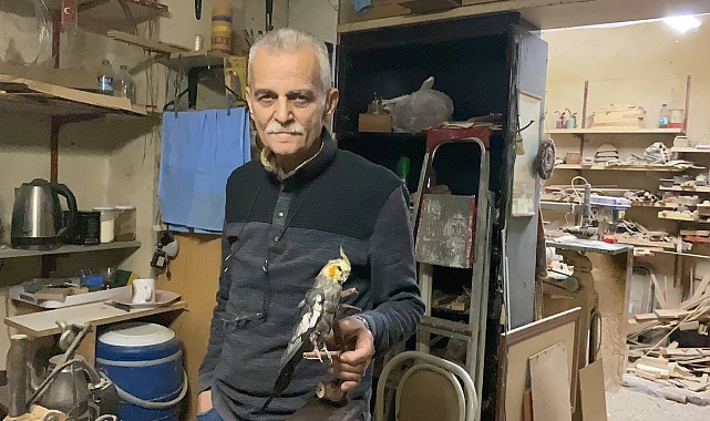 Ölen ve nesli tehlike altında olan hayvanların içlerini doldurarak gelecek nesillere aktarıyor