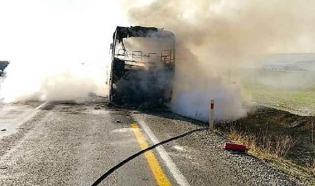 Otobüs seyir halinde alev aldı