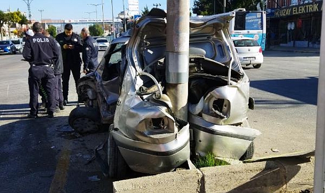 Otomobil, aydınlatma direğine çarptı; 1'i ağır 2 yaralı