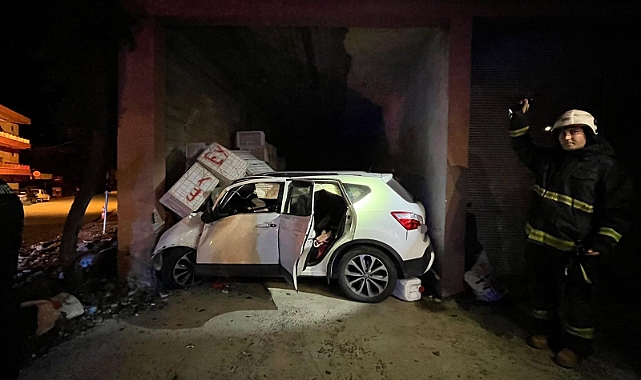 Otomobil evin deposuna daldı: 1 yaralı