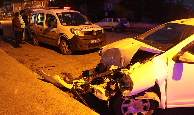 Otomobil ile minibüs çarpıştı: 3 yaralı