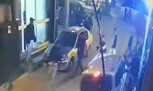 Otomobil kavga eden kalabalığın arasına daldı: 2 yaralı