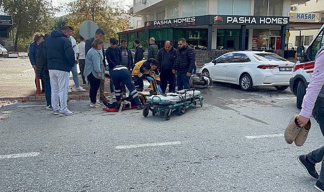 Otomobilin çarptığı motosikletteki baba oğul yaralandı