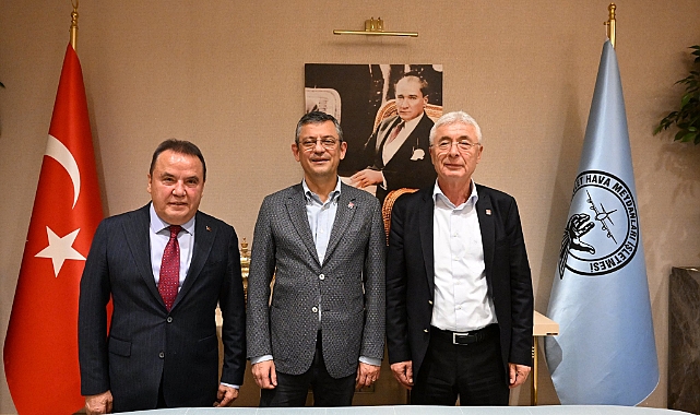 Özel, Kamacı ve Böcek aynı karede