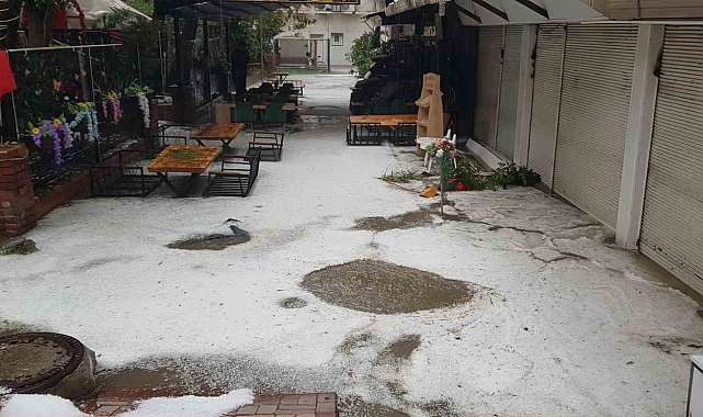 Rögarlar taştı, çarşı merkezini su bastı