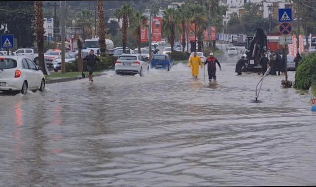 Sağanakta cadde ve sokaklar göle döndü