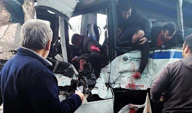 Servis midibüsü, çöp kamyonuna arkadan çarptı: 17 yaralı
