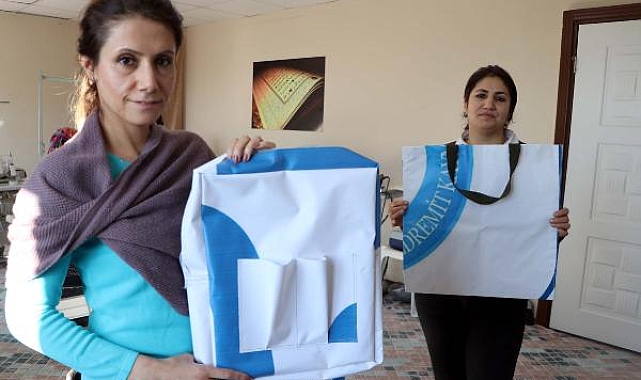 'Sıfır Atık' projesi ile afiş ve brandalar kadınların elinde çantaya dönüşüyor