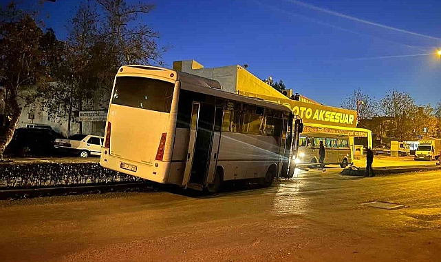 Sürücü hapşırınca kontrolden çıkan midibüs elektrik direğine çarptı