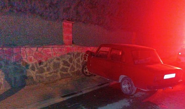 Sürücünün kontrolünden çıkan araç duvara çarptı