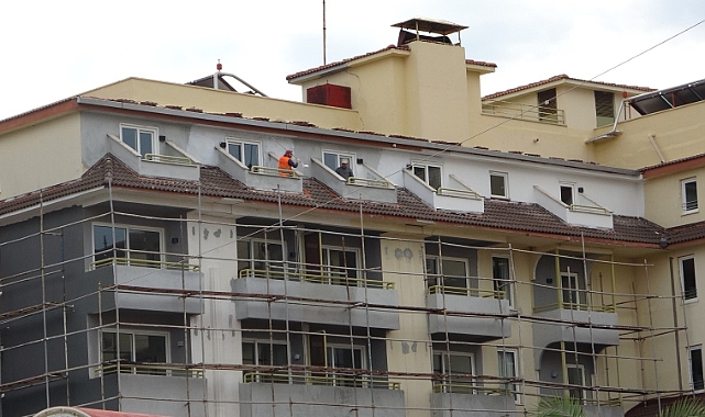 Tadilat için çıktığı çatıdan düştü