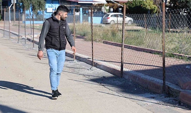 'Tapulu arazim' deyip kaldırımı telle çevirdi