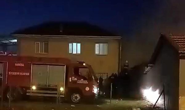 Tek katlı ev yangında kullanılamaz hale geldi