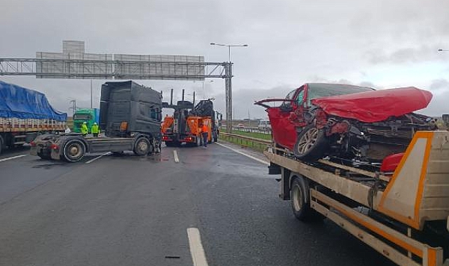 TIR 2 otomobile çarptı: 3'ü çocuk 7 yaralı